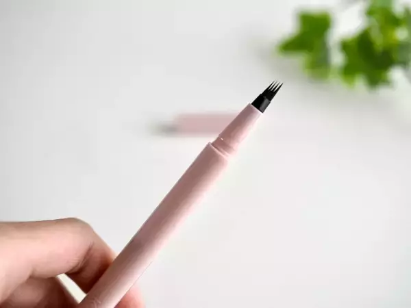 「バズってた“4つ股リキッドライナー”が【ダイソーコスメ】から220円で出た！「まるで本物のまつ毛」だわ！」の画像