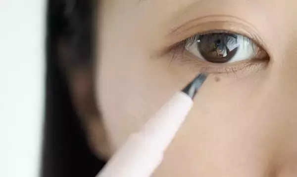 「バズってた“4つ股リキッドライナー”が【ダイソーコスメ】から220円で出た！「まるで本物のまつ毛」だわ！」の画像