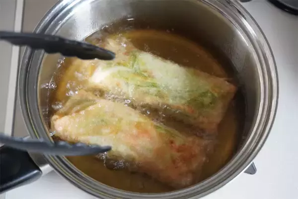 「【マツコ番組でも話題】札幌・春巻きの名店に「ピーマンとカニカマの春巻き」教わった！具は炒め不要♪」の画像