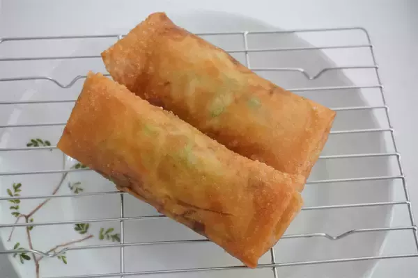 「【マツコ番組でも話題】札幌・春巻きの名店に「ピーマンとカニカマの春巻き」教わった！具は炒め不要♪」の画像