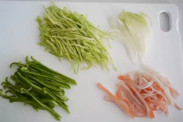 「【マツコ番組でも話題】札幌・春巻きの名店に「ピーマンとカニカマの春巻き」教わった！具は炒め不要♪」の画像