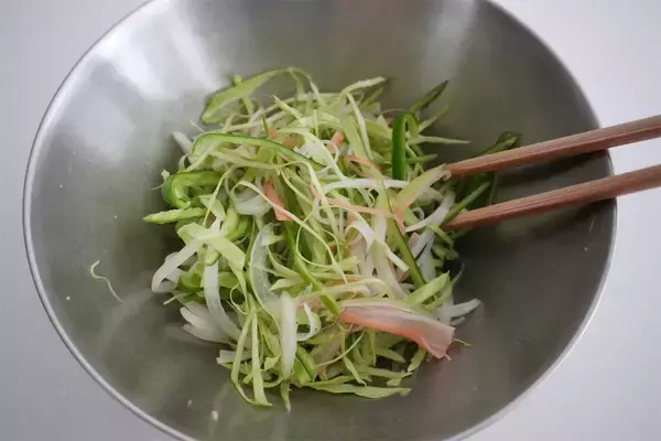 「【マツコ番組でも話題】札幌・春巻きの名店に「ピーマンとカニカマの春巻き」教わった！具は炒め不要♪」の画像