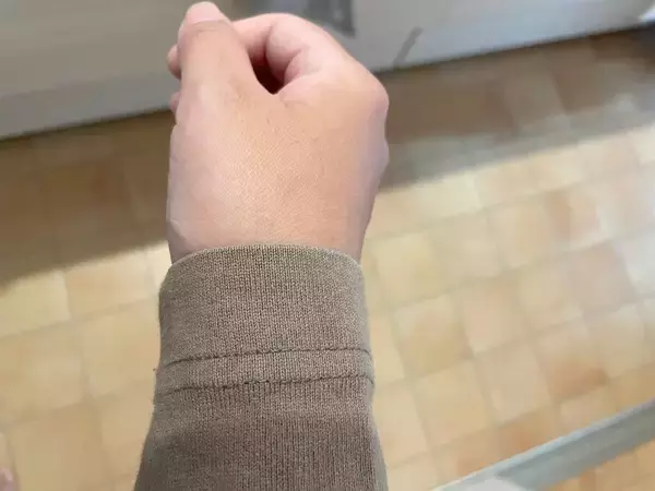 「爆売れ中のスリコの「吸水アームバンド」着けて洗顔してみた！ツーッと滴る水を手首で完全吸水できた話」の画像