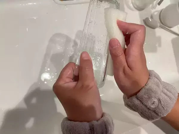 「爆売れ中のスリコの「吸水アームバンド」着けて洗顔してみた！ツーッと滴る水を手首で完全吸水できた話」の画像