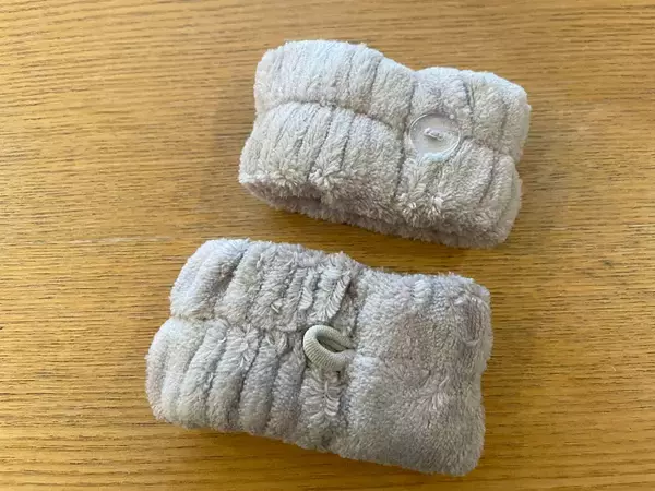 「爆売れ中のスリコの「吸水アームバンド」着けて洗顔してみた！ツーッと滴る水を手首で完全吸水できた話」の画像
