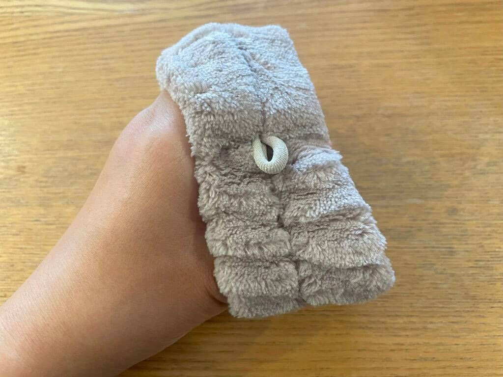 爆売れ中のスリコの「吸水アームバンド」着けて洗顔してみた！ツーッと滴る水を手首で完全吸水できた話