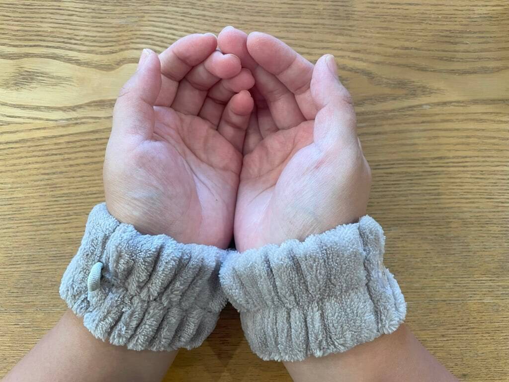 爆売れ中のスリコの「吸水アームバンド」着けて洗顔してみた！ツーッと滴る水を手首で完全吸水できた話