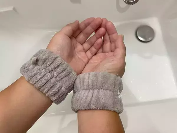 「爆売れ中のスリコの「吸水アームバンド」着けて洗顔してみた！ツーッと滴る水を手首で完全吸水できた話」の画像