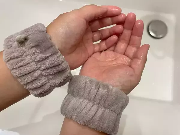 「爆売れ中のスリコの「吸水アームバンド」着けて洗顔してみた！ツーッと滴る水を手首で完全吸水できた話」の画像