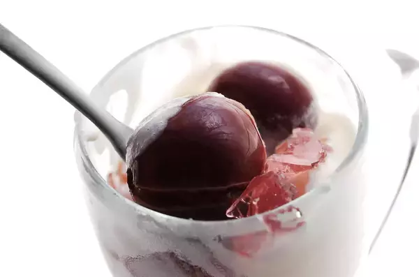 「【作りおきでゴージャスパフェ】市販アイスを旬の味覚でサンドしまくれ♡「ぶどうのミニパフェ」作ってみた！」の画像