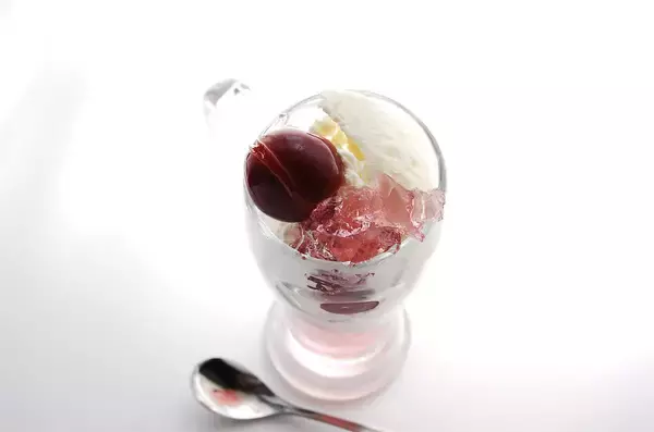 「【作りおきでゴージャスパフェ】市販アイスを旬の味覚でサンドしまくれ♡「ぶどうのミニパフェ」作ってみた！」の画像