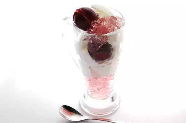 「【作りおきでゴージャスパフェ】市販アイスを旬の味覚でサンドしまくれ♡「ぶどうのミニパフェ」作ってみた！」の画像