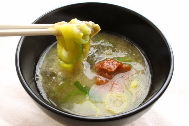 【二日酔いがスーッと楽に】梅干し！とろろ昆布！長ねぎの神コンボみそ汁作ってみた！重い胃腸にじ〜んと沁みる