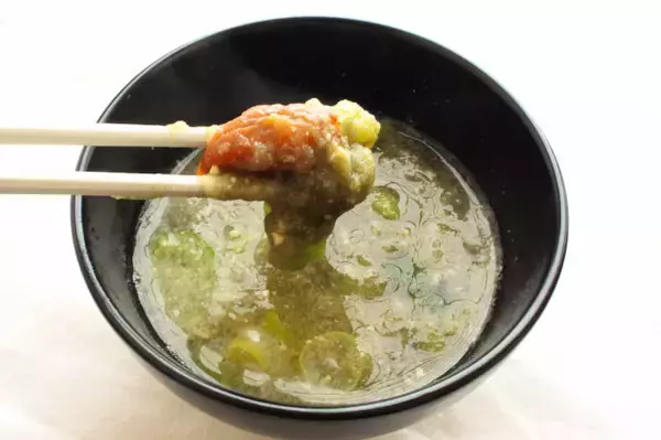 「【二日酔いがスーッと楽に】梅干し！とろろ昆布！長ねぎの神コンボみそ汁作ってみた！重い胃腸にじ〜んと沁みる」の画像