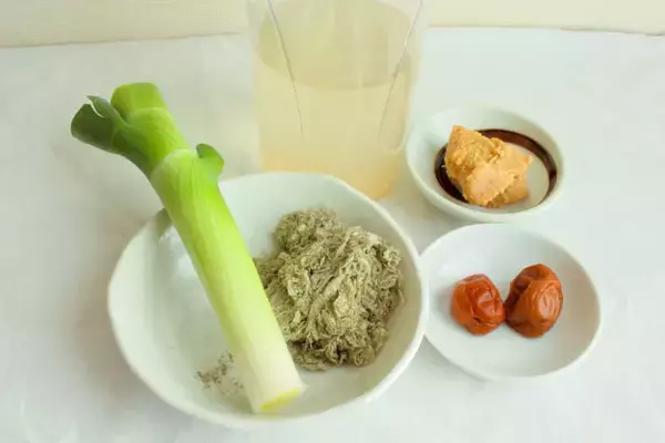 「【二日酔いがスーッと楽に】梅干し！とろろ昆布！長ねぎの神コンボみそ汁作ってみた！重い胃腸にじ〜んと沁みる」の画像