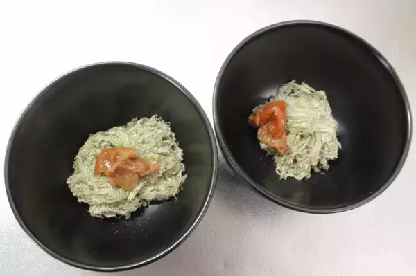 「【二日酔いがスーッと楽に】梅干し！とろろ昆布！長ねぎの神コンボみそ汁作ってみた！重い胃腸にじ〜んと沁みる」の画像
