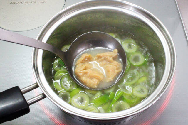 【二日酔いがスーッと楽に】梅干し！とろろ昆布！長ねぎの神コンボみそ汁作ってみた！重い胃腸にじ〜んと沁みる