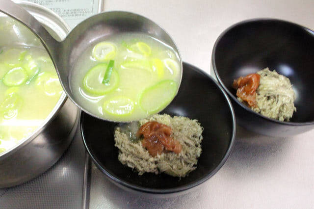 【二日酔いがスーッと楽に】梅干し！とろろ昆布！長ねぎの神コンボみそ汁作ってみた！重い胃腸にじ〜んと沁みる