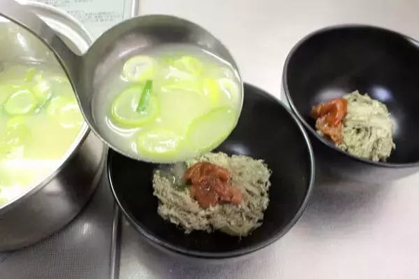 「【二日酔いがスーッと楽に】梅干し！とろろ昆布！長ねぎの神コンボみそ汁作ってみた！重い胃腸にじ〜んと沁みる」の画像