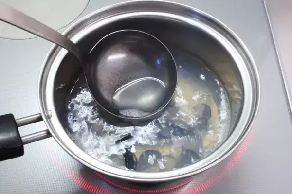 「【二日酔いの救世主】定番の「しじみ汁」をなんと「お酢」でパワーアップさせてみた！赤みその旨み沁みるね～」の画像
