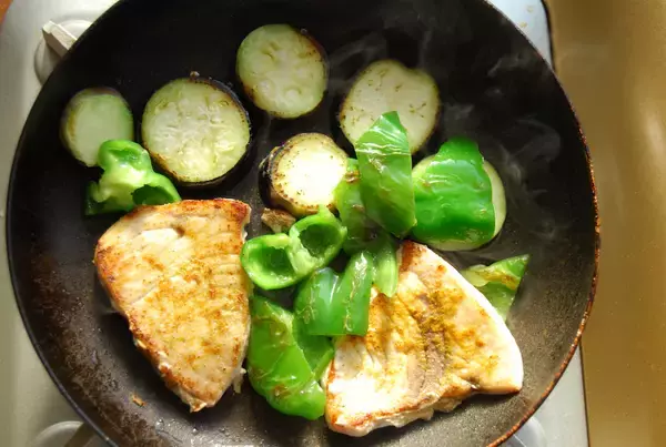 「【ルウ不要で油分少なめ】切り身でカンタン「カジキのスープカレー」作ってみた！あっさりなのに旨味マシマシ♡」の画像