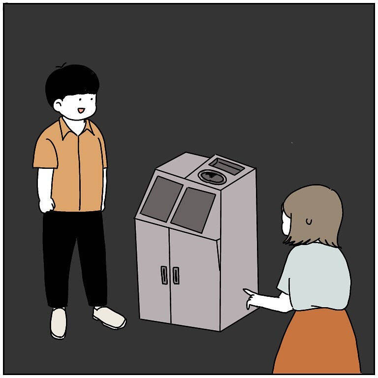 【フードコートでの暴挙】話に夢中なりすぎた夫の末路…「えっそれ捨てちゃうの!?」【momoの漫画】