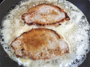 【シェフ三國のワンパン】「豚肉を最も美味しく焼く方法」をお試し！これだと肉もパサつかない⁉え、バター⁉