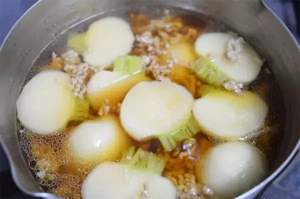 「【お鍋1つで完成】ツヤッツヤ餡がスルスル喉へ♡「かぶのひき肉あんかけ」作ってみた！かぶも飲めるぞ♪」の画像