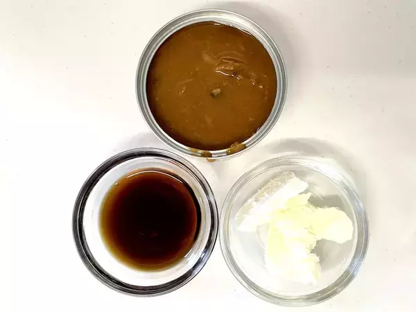 「茶色い料理は正義！サバ缶の「さバター飯」は包丁使わず炊飯器にお任せでOK！バターと卵黄でコク旨♡」の画像