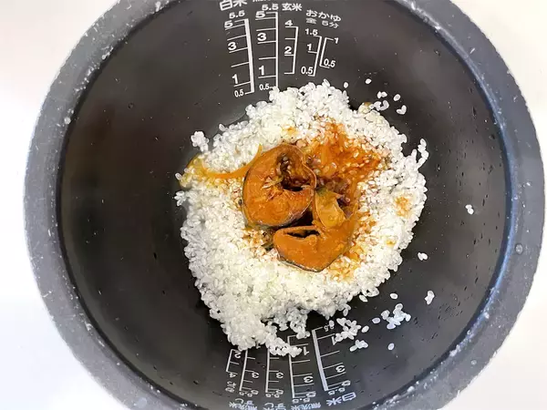 「茶色い料理は正義！サバ缶の「さバター飯」は包丁使わず炊飯器にお任せでOK！バターと卵黄でコク旨♡」の画像