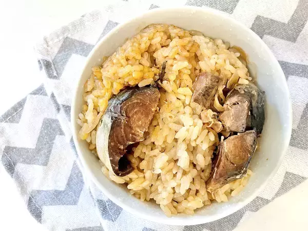 「茶色い料理は正義！サバ缶の「さバター飯」は包丁使わず炊飯器にお任せでOK！バターと卵黄でコク旨♡」の画像