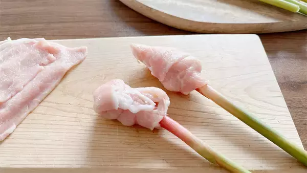 「【野菜ソムリエ考案】「葉しょうがの豚肉巻き」は夏に絶対食べたい神レシピ！お肉のうま味で辛みマイルド♡」の画像