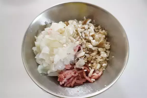 「【春限定レシピ】超トロ甘♡「新玉ねぎの肉詰めあんかけ」作ってみた！中からジューシーお肉が…♪【農家直伝】」の画像