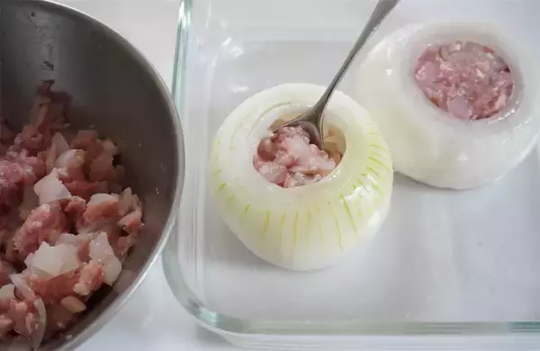 「【春限定レシピ】超トロ甘♡「新玉ねぎの肉詰めあんかけ」作ってみた！中からジューシーお肉が…♪【農家直伝】」の画像