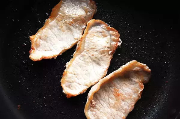 「【豚しょうが焼きも「つゆだく」で】おろし玉ねぎと出汁で旨味ダクダク♪極上定食作ってみた！もう飲めるぞ!!」の画像