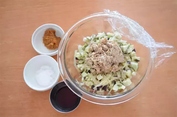 「【白ワインが合う！なすみそ】しょうが・なすをレンチン5分！みそが決め手の「和風ディップソース」作ってみた」の画像