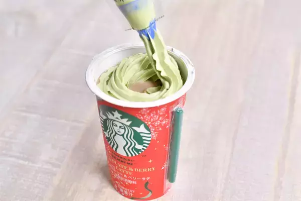 「【スタバ新作】簡単アレンジで映えドリンクに♡ホリデー限定チルドカップ「チョコ＆ベリーラテ」が可愛すぎる～」の画像