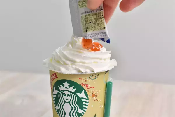 「【スタバ新作】簡単アレンジで映えドリンクに♡ホリデー限定チルドカップ「チョコ＆ベリーラテ」が可愛すぎる～」の画像