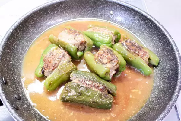 「【シェフの格上げ自宅めし】フレンチな「ピーマン肉詰め」に挑戦♪バジルと白ワインでミシュランなお味♡」の画像