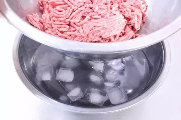 「【シェフの格上げ自宅めし】フレンチな「ピーマン肉詰め」に挑戦♪バジルと白ワインでミシュランなお味♡」の画像