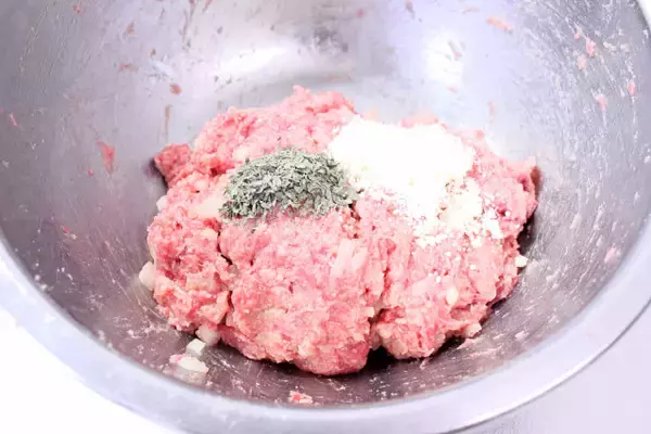 「【シェフの格上げ自宅めし】フレンチな「ピーマン肉詰め」に挑戦♪バジルと白ワインでミシュランなお味♡」の画像