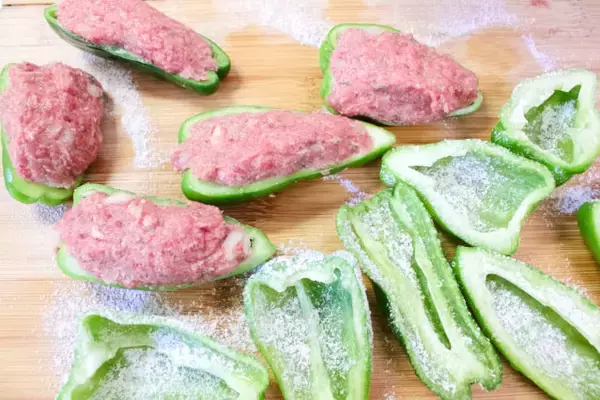 「【シェフの格上げ自宅めし】フレンチな「ピーマン肉詰め」に挑戦♪バジルと白ワインでミシュランなお味♡」の画像