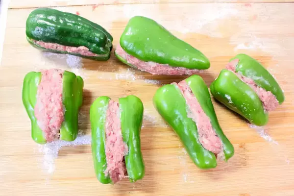 「【シェフの格上げ自宅めし】フレンチな「ピーマン肉詰め」に挑戦♪バジルと白ワインでミシュランなお味♡」の画像