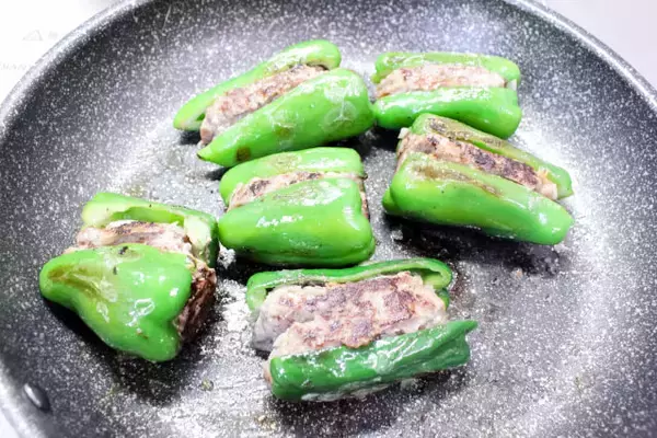 「【シェフの格上げ自宅めし】フレンチな「ピーマン肉詰め」に挑戦♪バジルと白ワインでミシュランなお味♡」の画像