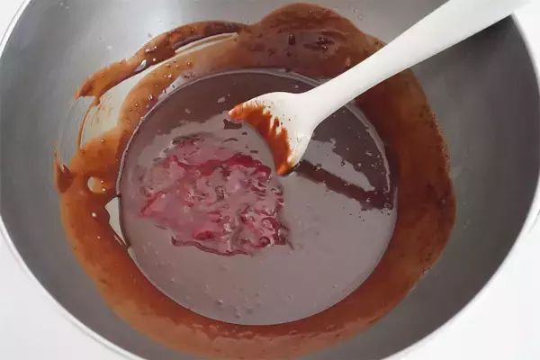 「【混ぜて冷やすだけ】あんこ・苺・〇〇ジュースで「チョコムース」作ってみたら…まさかのフランボワーズ風味!?」の画像