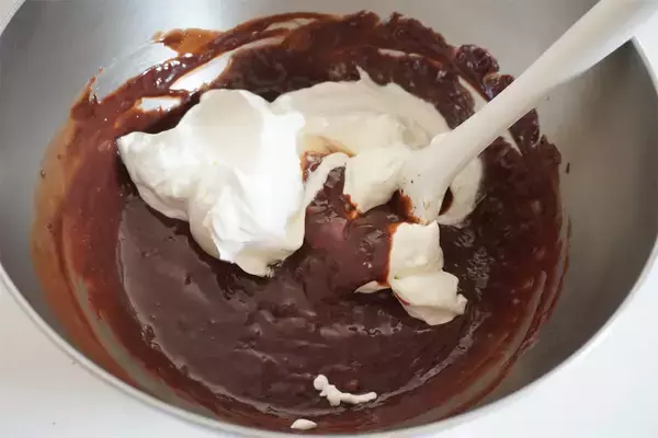 「【混ぜて冷やすだけ】あんこ・苺・〇〇ジュースで「チョコムース」作ってみたら…まさかのフランボワーズ風味!?」の画像