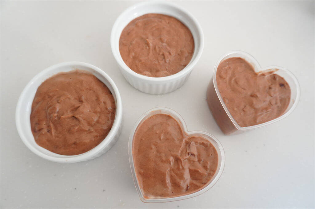 【混ぜて冷やすだけ】あんこ・苺・〇〇ジュースで「チョコムース」作ってみたら…まさかのフランボワーズ風味!?