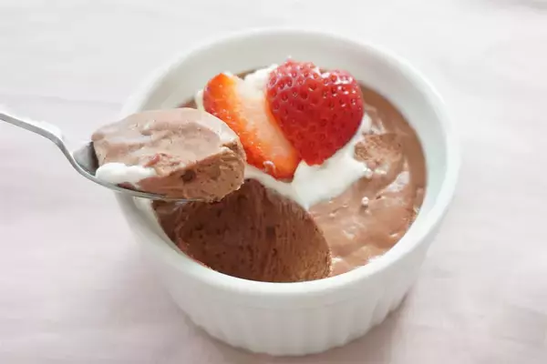 「【混ぜて冷やすだけ】あんこ・苺・〇〇ジュースで「チョコムース」作ってみたら…まさかのフランボワーズ風味!?」の画像