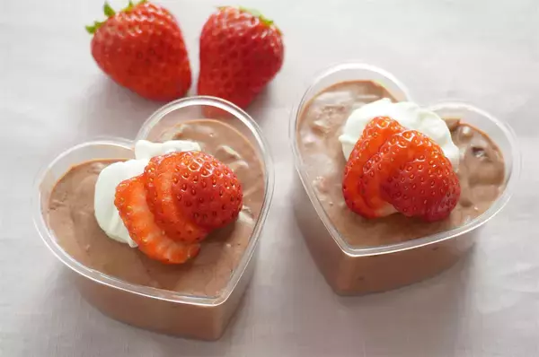 「【混ぜて冷やすだけ】あんこ・苺・〇〇ジュースで「チョコムース」作ってみたら…まさかのフランボワーズ風味!?」の画像