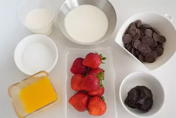 「【混ぜて冷やすだけ】あんこ・苺・〇〇ジュースで「チョコムース」作ってみたら…まさかのフランボワーズ風味!?」の画像